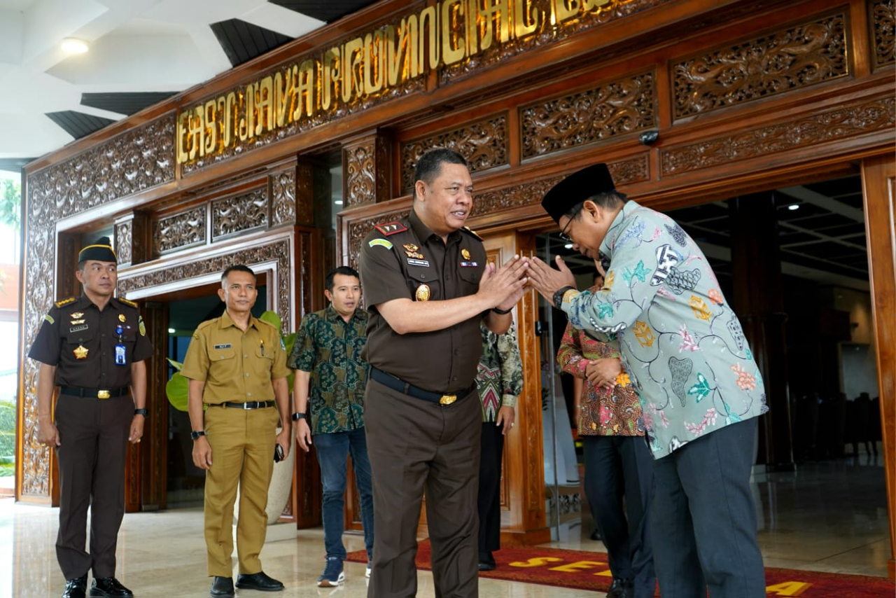 Ketua DPRD Jatim, Musyafak Rouf menerima kunjungan silaturahmi Kepala Kejaksaan Tinggi Jawa Timur Dr. Abdul Qohar AF di Gedung DPRD Jatim, Surabaya, Selasa (19/5/2026).