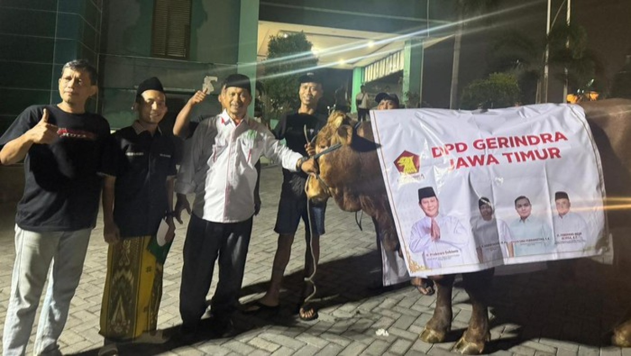 Gerindra Jatim salurkan 571 hewan kurban untuk warga dan pesantren.