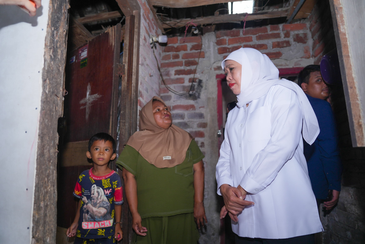Gubernur Jawa Timur Khofifah Indar Parawansa bersama Menteri PKP RI Maruarar Sirait meninjau rumah warga penerima program BSPS di Kelurahan Wonokusumo, Surabaya, Minggu (3/5).
