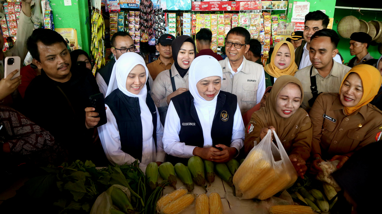 Gubernur Khofifah didampingi Wakil Ketua DPRD Jatim Sri Wahyuni sidak pasar di Bojonegoro, Senin (25/5/2026).