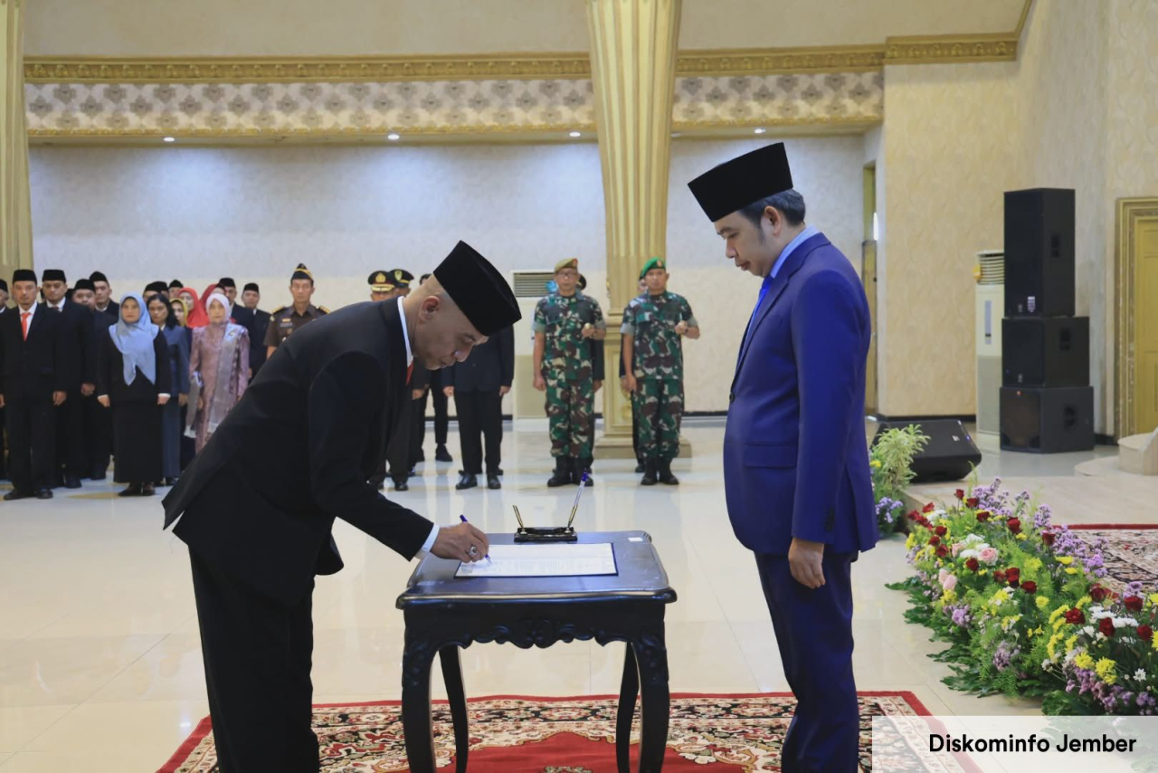 Bupati Jember Muhammad Fawait melantik Achmad Imam Fauzi sebagai Penjabat (Pj) Sekretaris Daerah Kabupaten Jember di Pendopo Wahyawibawagraha, Selasa (12/5/2026). (Diskominfo Jember)