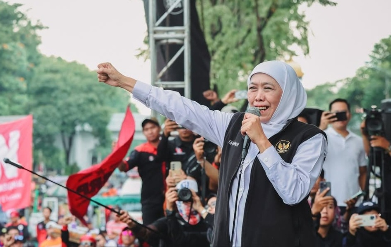 Gubernur Jatim, Khofifah Indar Parawansa hadir di tengah massa buruh yang melakukan aksi peringatan May Day 2026 di depan Tugu Pahlawan, Jumat (1/5/2026).