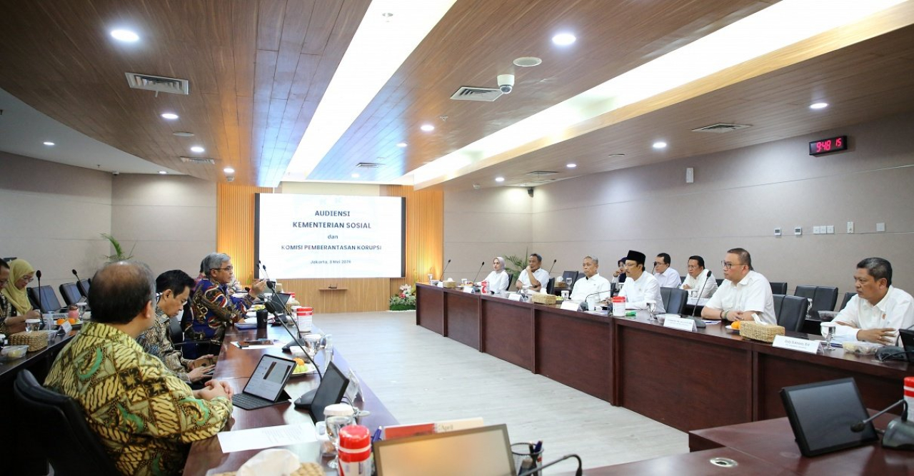 Ketua KPK Setyo Budiyanto bersama Menteri Sosial Saifullah Yusuf saat audiensi di Gedung Merah Putih KPK, Jakarta, Jumat (8/5/2026). (Humas KPK)