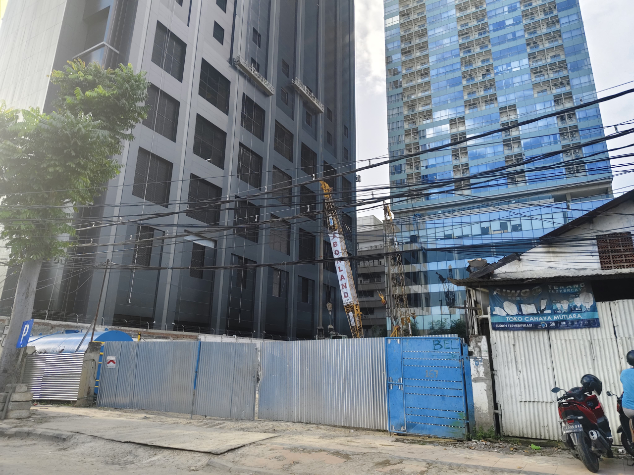 Camat Genteng mediasi warga dan pengembang gedung