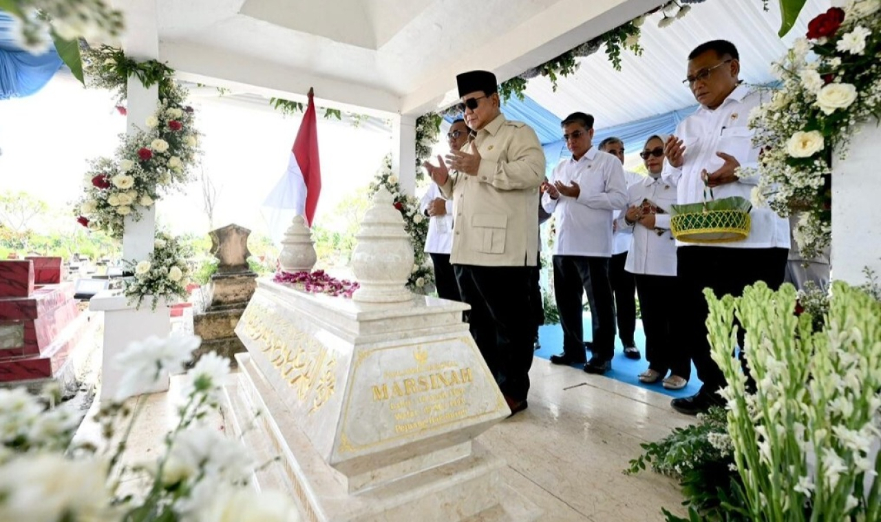 Presiden Prabowo Subianto berziarah ke makam Marsinah di Kabupaten Nganjuk, Jawa Timur, Sabtu (16/5/2026). (Foto BPMI Setpres)
