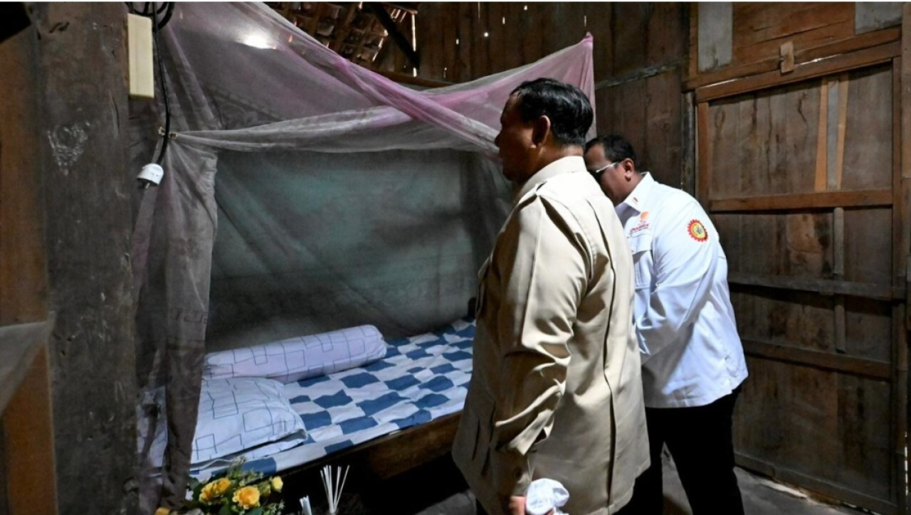 Presiden Prabowo Subianto melihat langsung kondisi kamar Marsinah pada peresmian Museum Ibu Marsinah dan Rumah Singgah di Desa Nglundo, Kecamatan Sukomoro, Kabupaten Nganjuk, Jawa Timur, pada Sabtu 16/5/2026). (Foto BPMI Setpres)