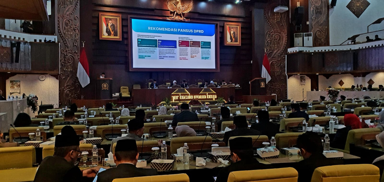 Juru Bicara Pansus LKPJ DPRD Jatim, Khusnul Arif saat membacakan laporan di rapat Paripurna DPRD Jatim, Senin (11/5/2026).