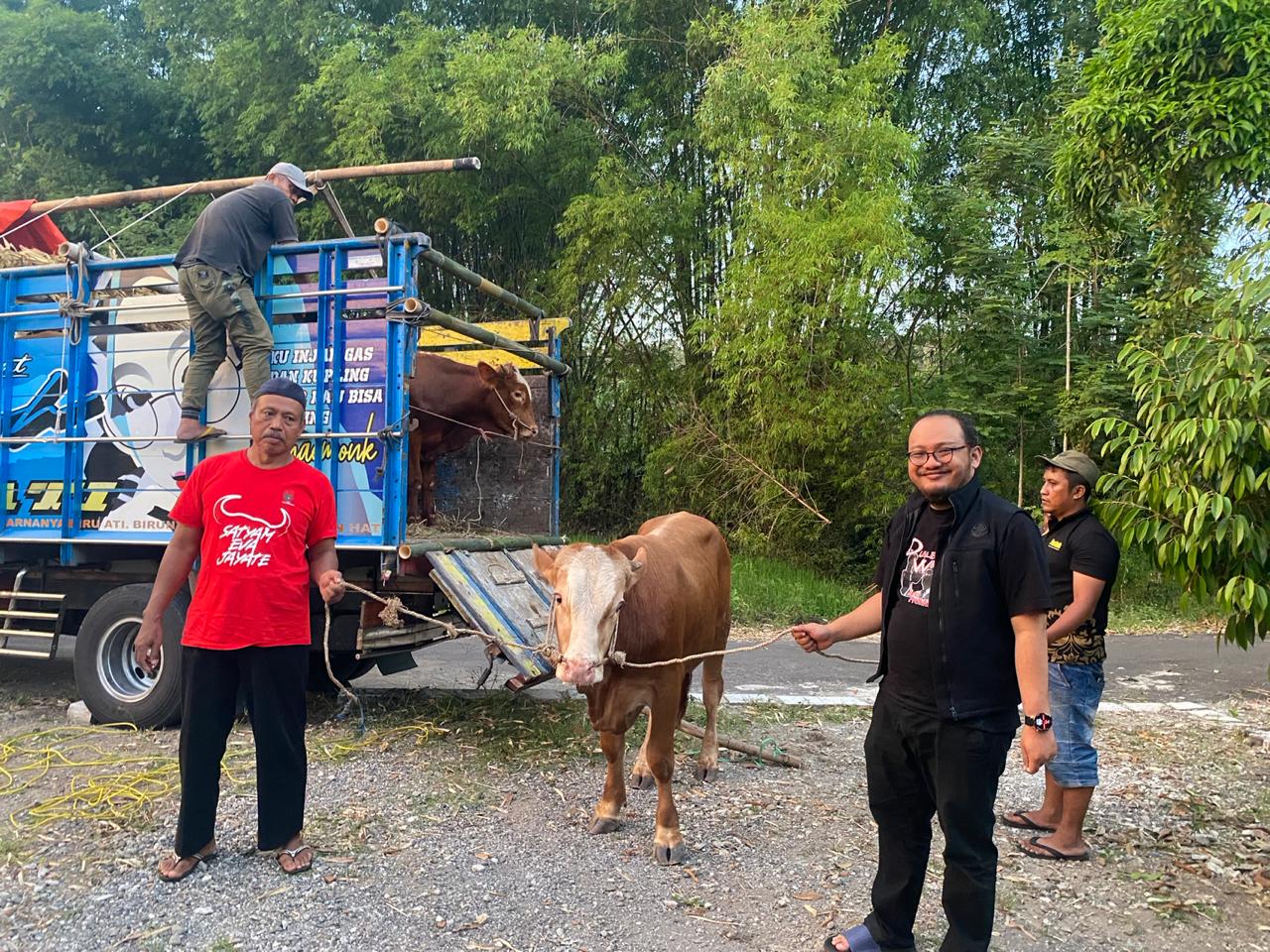 PDIP Jatim sebar 468 ekor sapi kurban kepada masyarakat di berbagai daerah pada momentum Hari Raya Idul Adha 1447 Hijriah.