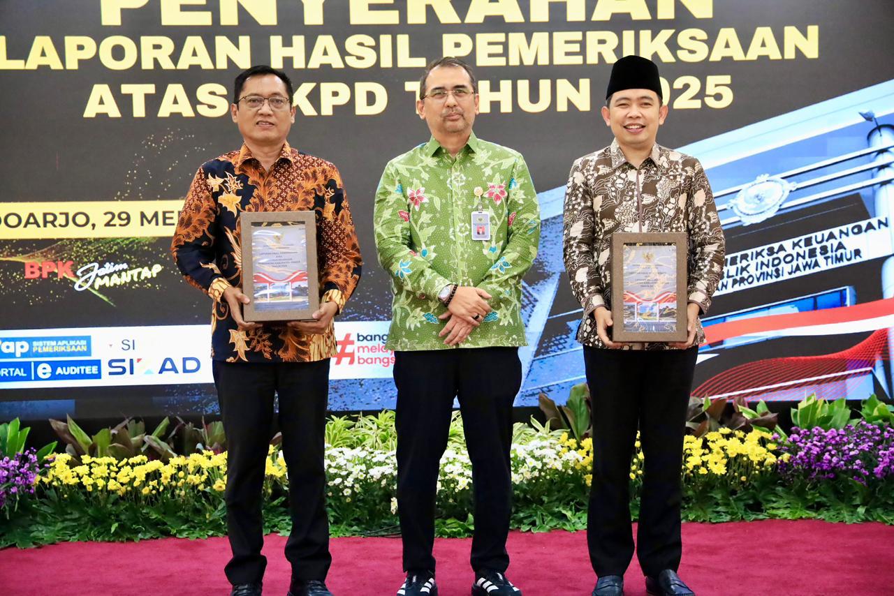 Bupati Jember, Muhammad Fawait menerima Laporan Hasil Pemeriksaan (LHP) dari BPK RI Perwakilan Jawa Timur usai Pemkab Jember kembali meraih opini Wajar Tanpa Pengecualian (WTP) atas LKPD Tahun Anggaran 2025, Jumat (29/5/2026).