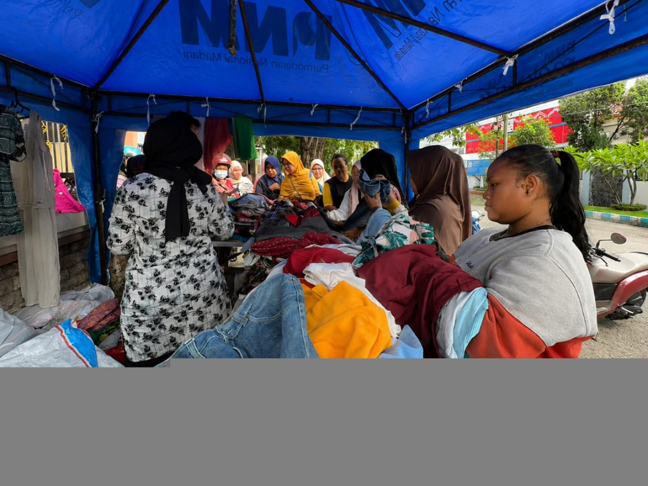 Kegiatan pengumpulan pakaian bekas PNM dalam rangkaian HUT PNM ke-27