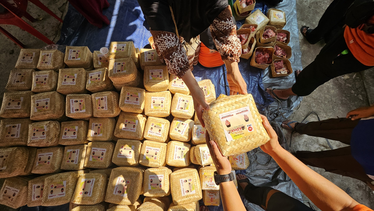 PKS Jatim berikan daging kurban ke masyarakat