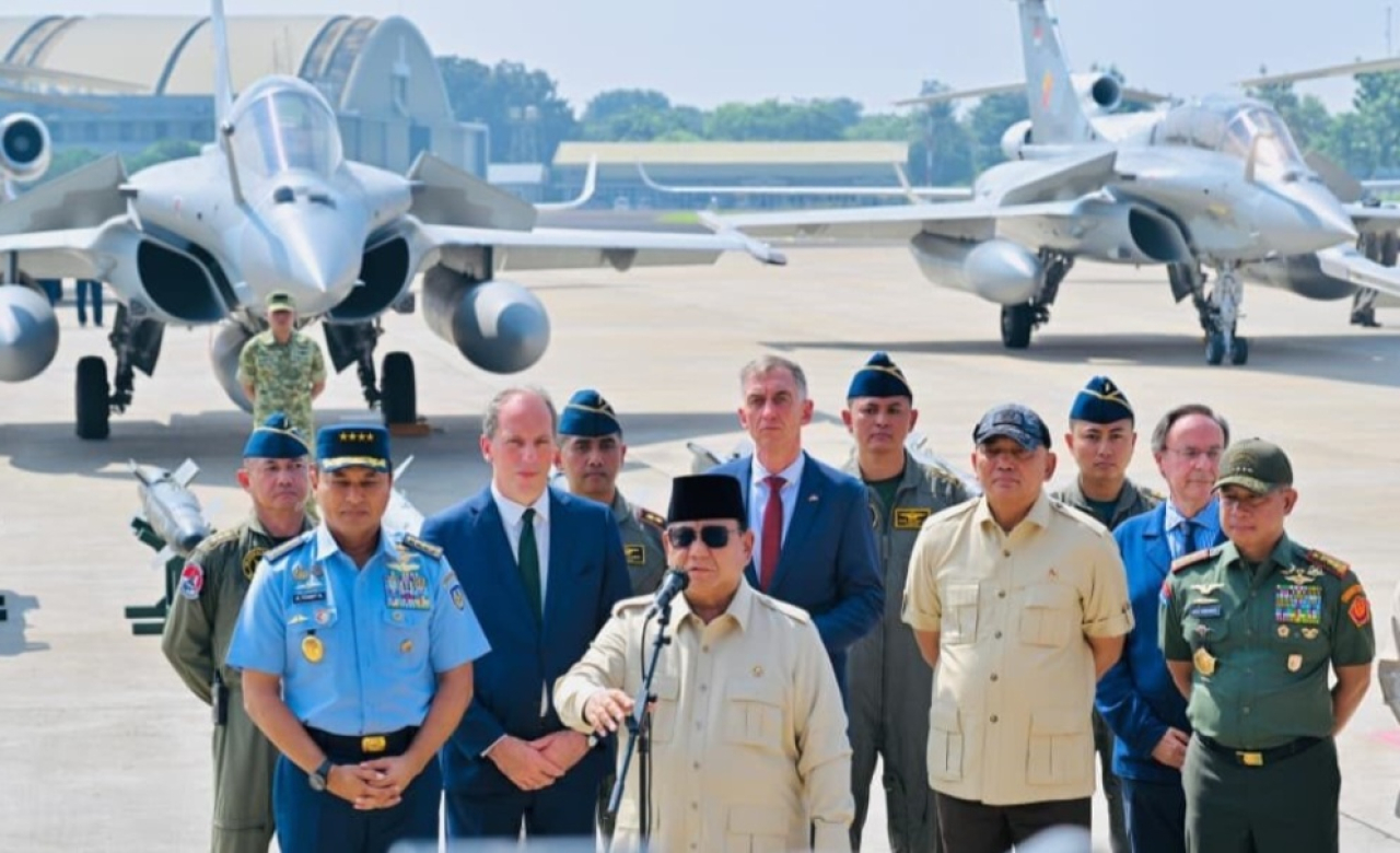 Presiden Prabowo Subianto menyampaikan keterangan pers pada acara penyerahan alat utama sistem persenjataan (alutsista) di Pangkalan Udara Halim Perdanakusuma, Jakarta, Senin (18/5/2026). (BPMI Setpres)