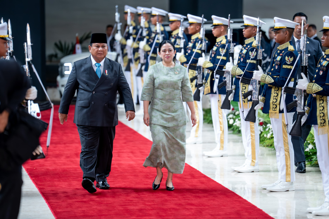 Presiden Prabowo disambut Ketua DPR Puan Maharani hadiri Rapat Paripurna DPR RI terkait Kerangka Ekonomi Makro dan Pokok-Pokok Kebijakan Fiskal RAPBN 2027 di Gedung Nusantara MPR/DPR/DPD RI, Jakarta, Rabu (20/5/2026). 