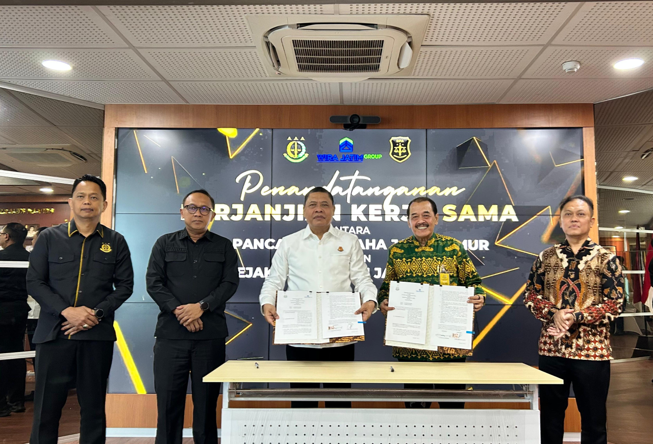 Jajaran Kejaksaan Tinggi Jawa Timur bersama PT Panca Wira Usaha Jawa Timur menunjukkan dokumen kerja sama usai penandatanganan Perjanjian Pemulihan Aset di Kantor Kejati Jatim, Surabaya, Kamis (21/5/2026).