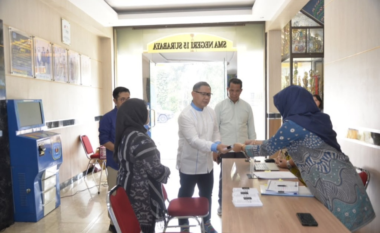 Kepala Dindik Jatim Aries Agung Paewai meninjau langsung pelaksanaan pengambilan PIN SPMB 2026 di sejumlah sekolah di Surabaya, Kamis (28/5/2026).
