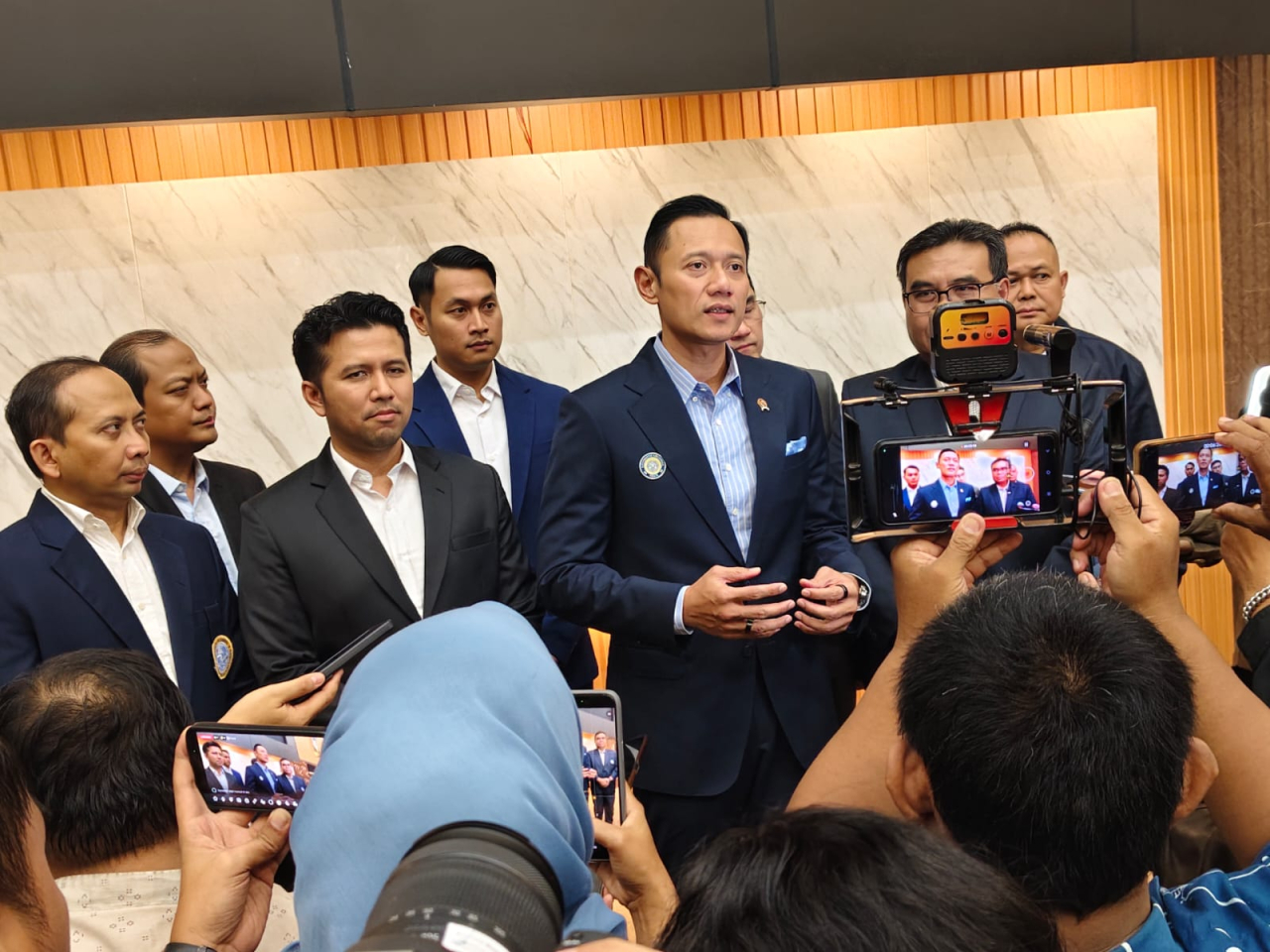 Menteri Koordinator Bidang Infrastruktur dan Pembangunan Kewilayahan Agus Harimurti Yudhoyono (AHY) saat berdiskusi bersama Dewan Pakar Ikatan Alumni Universitas Airlangga (IKA Unair) di Kantor Rektorat Universitas Airlangga, Surabaya, Selasa (23/6/2026).