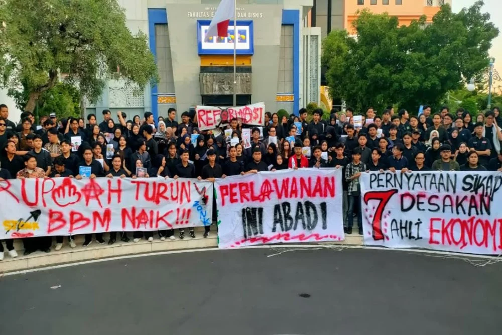 Ratusan mahasiswa dan masyarakat sipil menggelar aksi pernyataan sikap di depan Fakultas Ekonomi dan Bisnis (FEB) Universitas Airlangga, Kamis (11/6/2026).