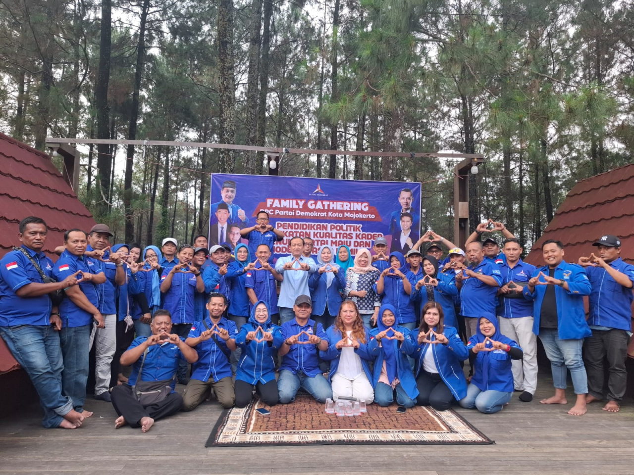 Ketua DPC Partai Demokrat Kota Mojokerto, Deny Novianto bersama jajaran pengurus.