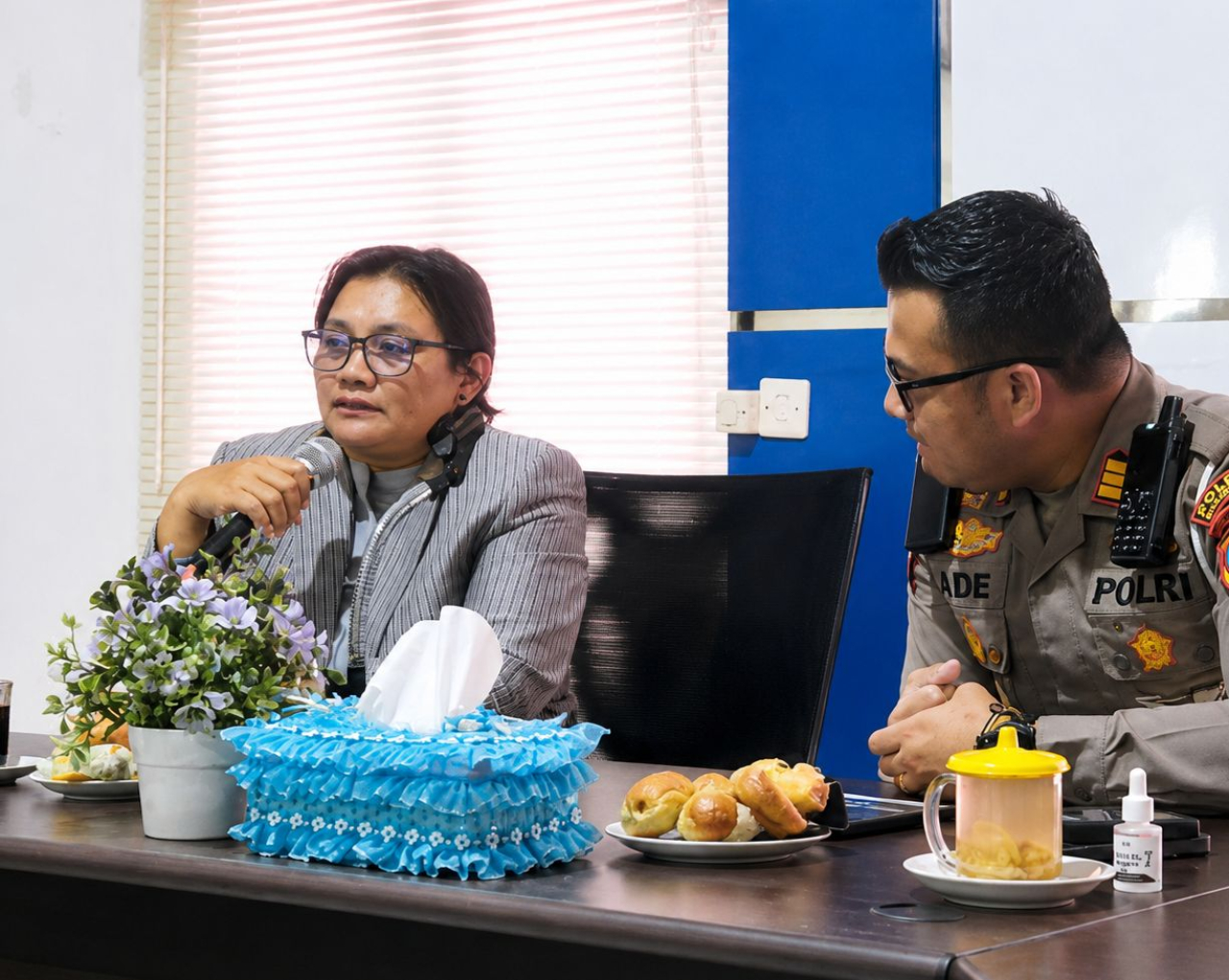 Anggota DPRD Jatim, Diana Sasa saat melakukan audiensi dan koordinasi dengan Kasatlantas Polres Magetan AKP Ade Andini membahas kebutuhan infrastruktur keselamatan jalan dan penanganan titik rawan kecelakaan di Kabupaten Magetan.