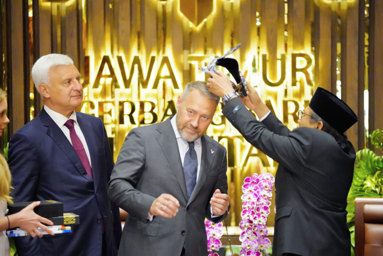 Ketua DPRD Jatim, Musyafak Rouf, didampingi Wakil Ketua DPRD Jatim Sri Wahyuni dan Sekwan M. Ali Kuncoro menerima kunjungan delegasi DPRD Kota St. Petersburg, Rusia, yang dipimpin Aleksandr Belskii di Gedung DPRD Jatim, Surabaya, Jumat (12/6/2026).