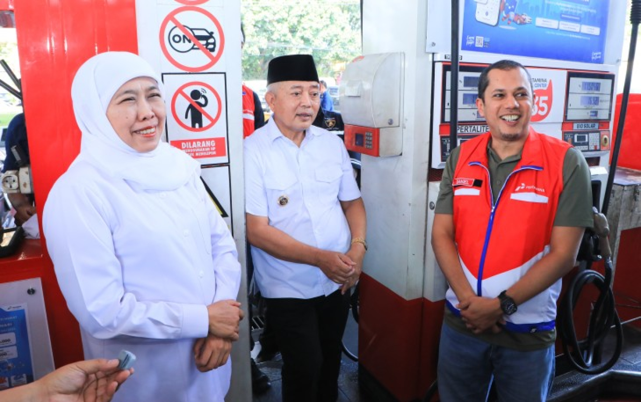Gubernur Jawa Timur Khofifah Indar Parawansa meninjau langsung stok dan distribusi BBM di SPBU Karanglo, Kabupaten Malang, Minggu (28/6/2026).