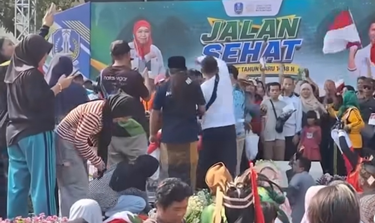 Jalan Sehat 1 Muharram 1448 Hijriah yang digelar Pemerintah Provinsi Jawa Timur di kawasan Masjid Nasional Al Akbar Surabaya, Selasa (16/6/2026).