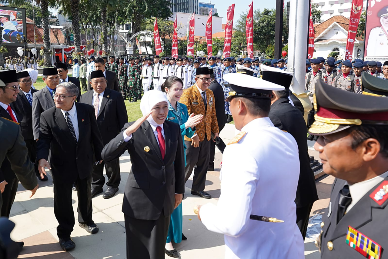 Gubernur Jawa Timur Khofifah Indar Parawansa memimpin Upacara Peringatan Hari Lahir Pancasila 2026 di Gedung Negara Grahadi, Surabaya, Senin (1/6/2026).