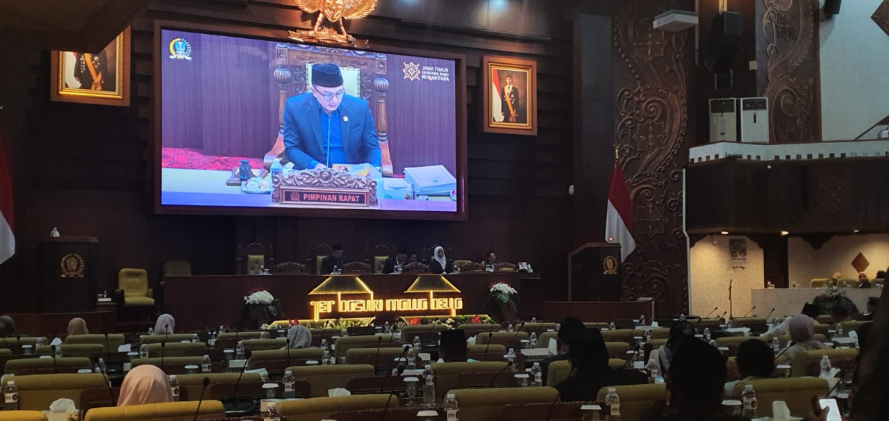 Wakil Ketua DPRD Jatim Deni Wicaksono menerima penyerahan pandangan fraksi terkait Raperda Perubahan Ketiga Perda Nomor 5 Tahun 2017 tentang Hak Keuangan dan Administratif Pimpinan dan Anggota DPRD dalam rapat paripurna internal, Rabu (17/6).