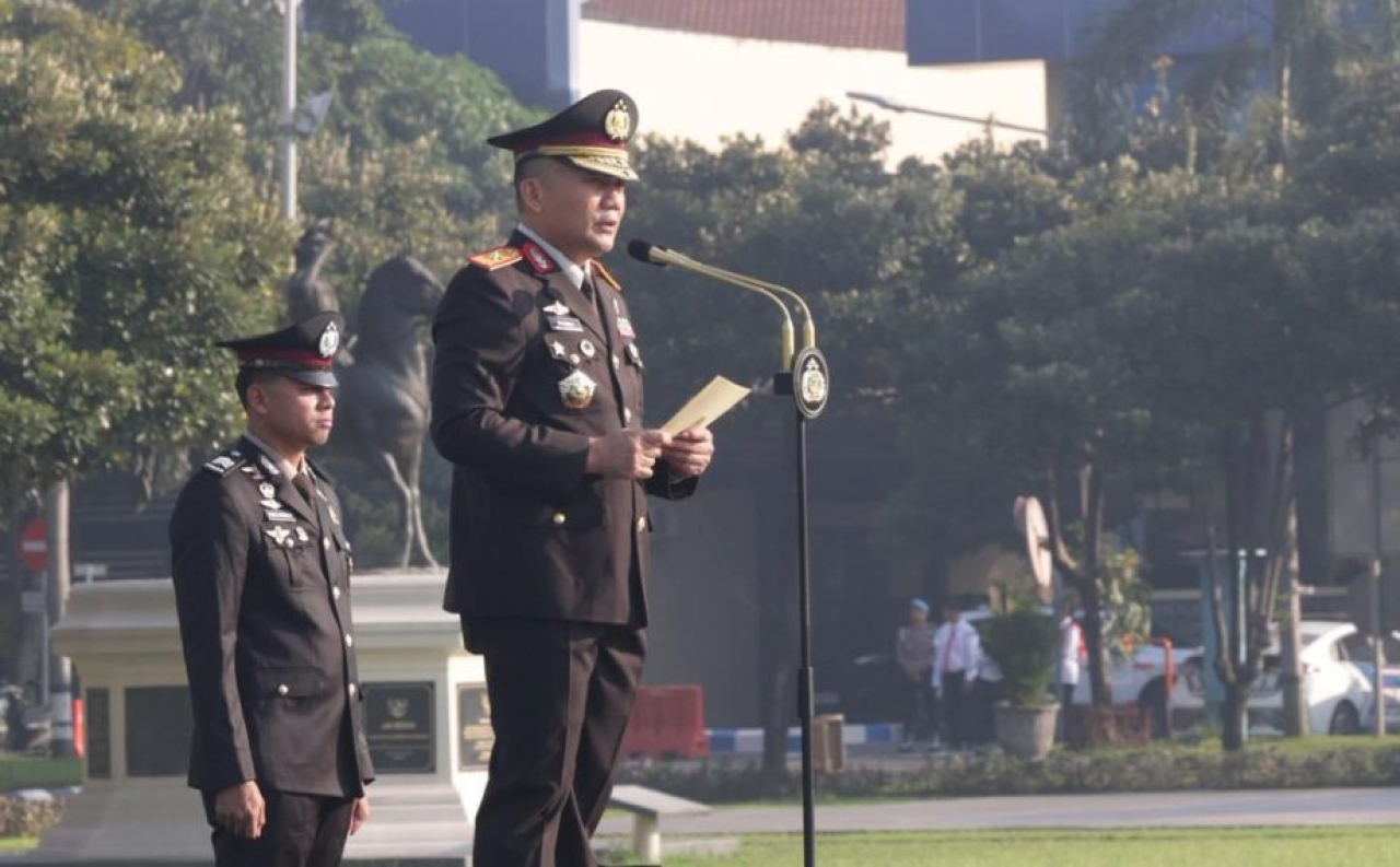 Wakapolda Jawa Timur Brigjen Pol. Dr. Pasma Royce membacakan amanat Kepala Badan Pembinaan Ideologi Pancasila (BPIP) RI pada Upacara Hari Lahir Pancasila 2026 yang digelar di Mapolda Jatim, Senin (1/6/2026).