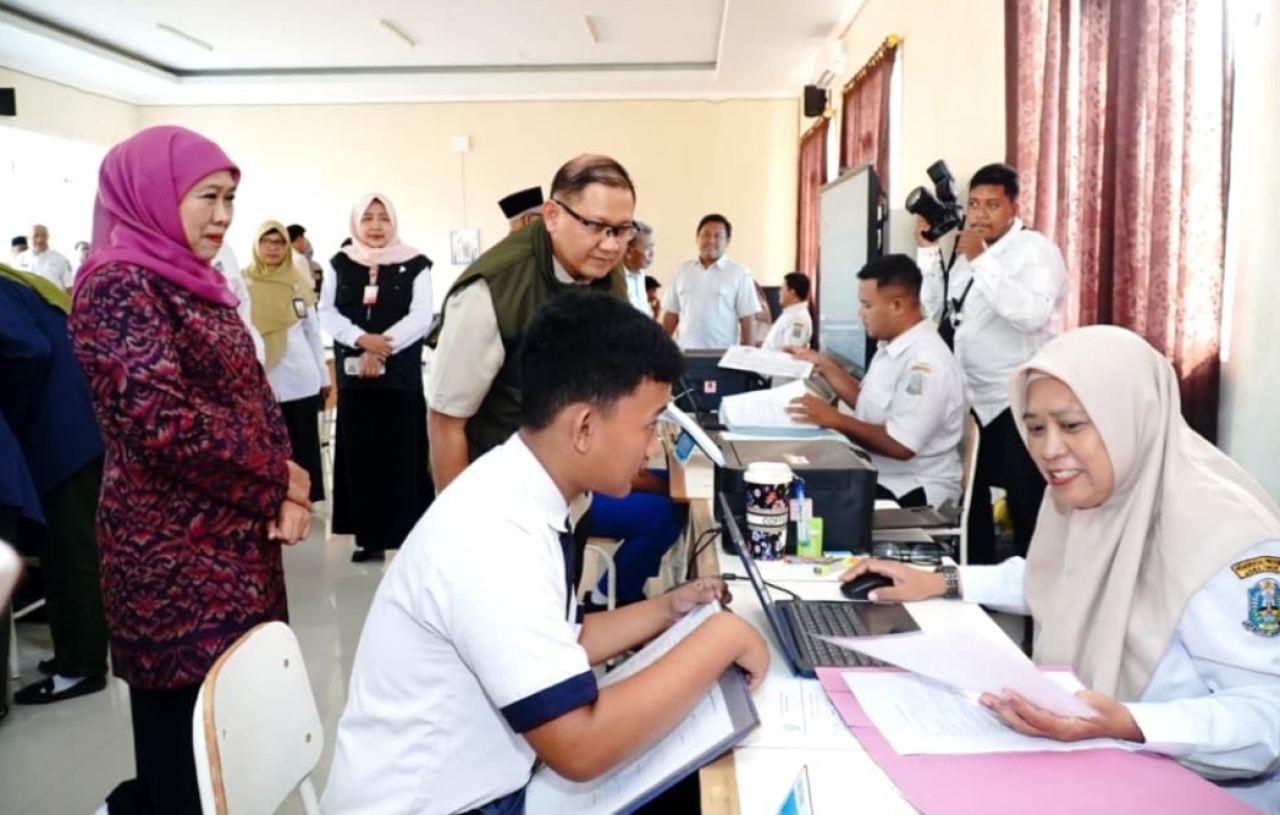 Gubernur Khofifah didampingi Kadindik Jatim Aries Agung Paewai saat meninjau pengambilan PIN dan verval data SPMB di SMKN 1 Cerme Gresik, Rabu (3/6/2026).