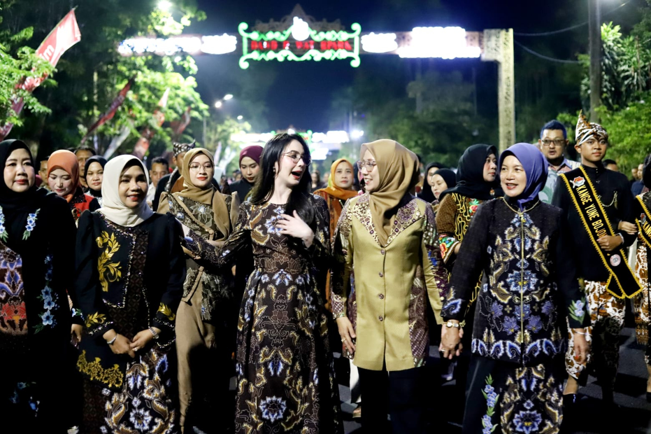 Sri Wahyuni, Wakil Ketua DPRD Jatim bersama Ketua Dekranasda Jatim Arumi Bachsin hadiri pembukaan Bojonegoro Wastra Batik Festival (BWBF) ke-3, Rabu (17/6/2026) malam. 