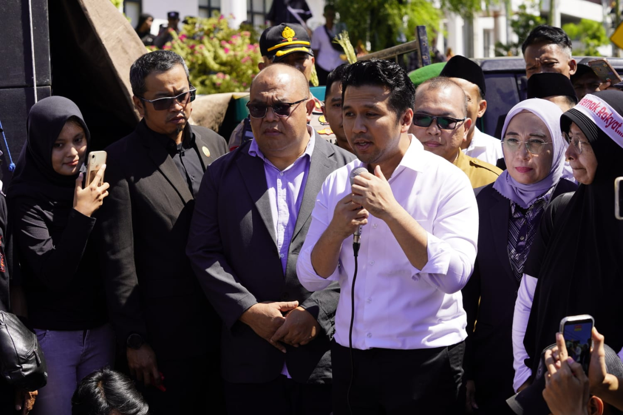 Wagub Jatim Emil Elestianto Dardak saat menemui para pendemo dari peternak telur di DPRD Jatim, Senin (29/6/2026).