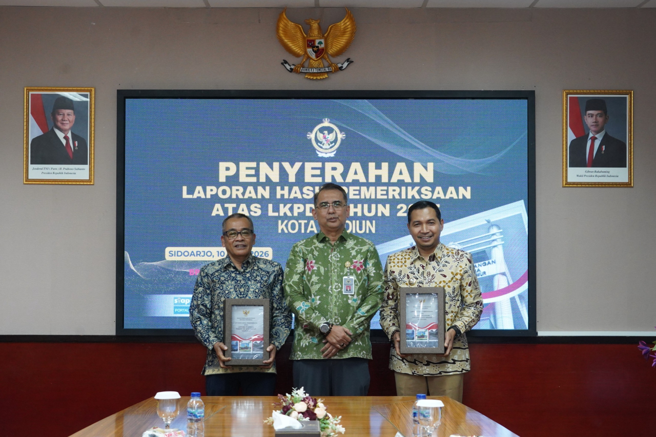 Plt Wali Kota Madiun, Bagus Panuntun (kanan) saat menerima laporan dari BPK.