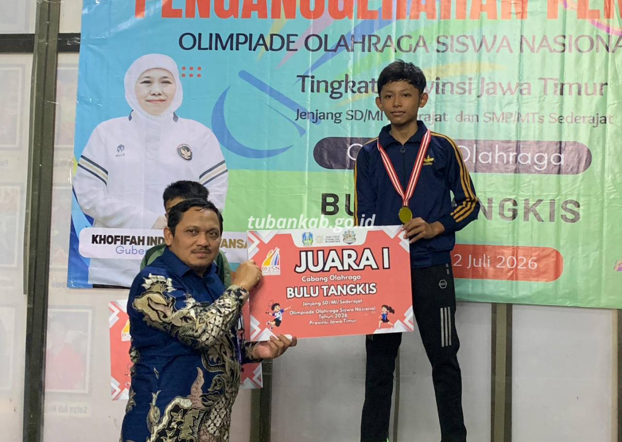 Fadil Surya Atmaja, siswa kelas VI UPT SDN Kebonsari 1 Tuban, menunjukkan medali dan piagam usai berhasil meraih juara Olimpiade Olahraga Siswa Nasional (O2SN) cabang bulu tangkis nomor tunggal putra tingkat Provinsi Jawa Timur.