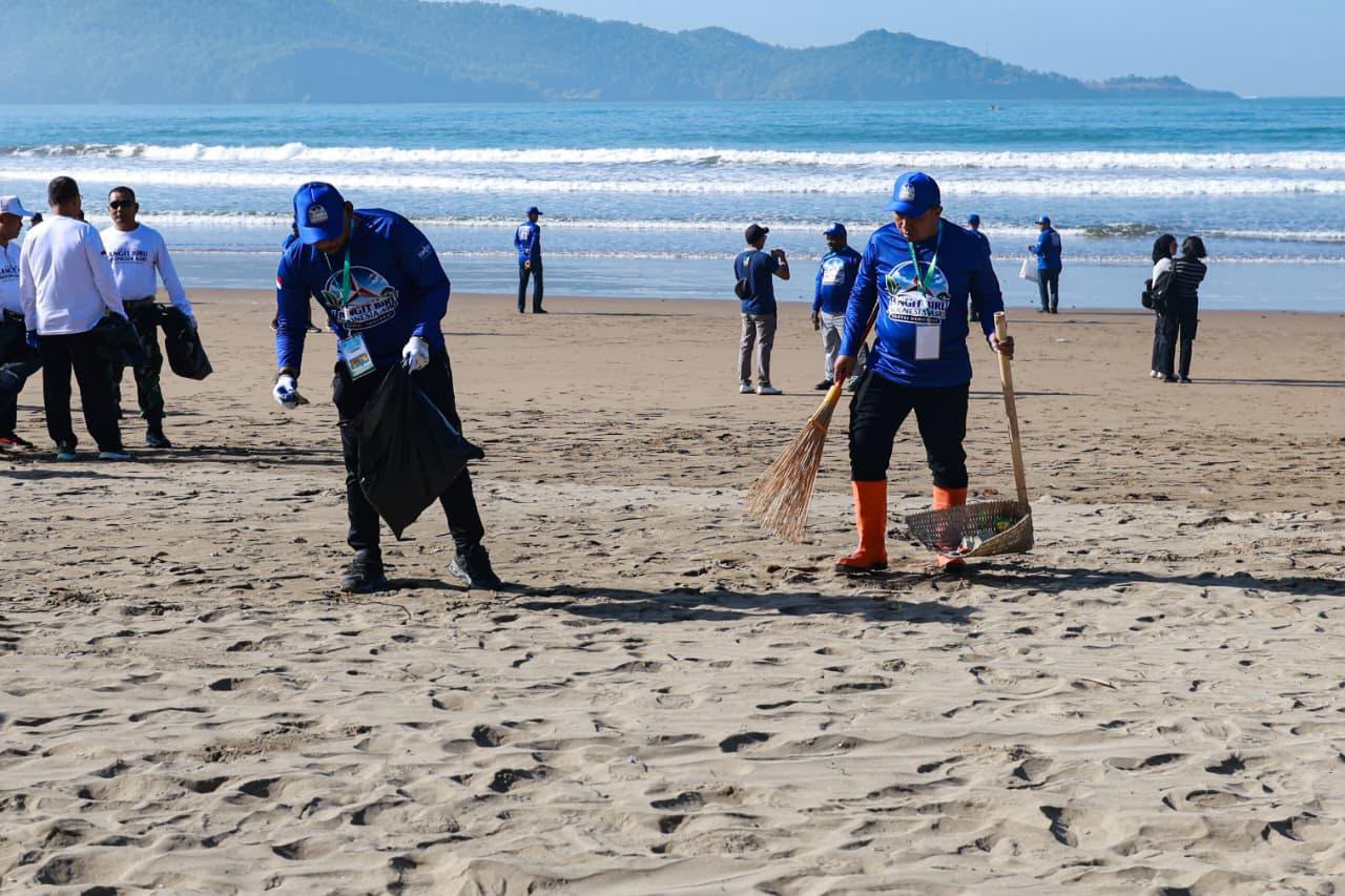 Gerakan Nasional Langit Biru Indonesia Asri membersihkan pantai di Pacitan. (Ist)