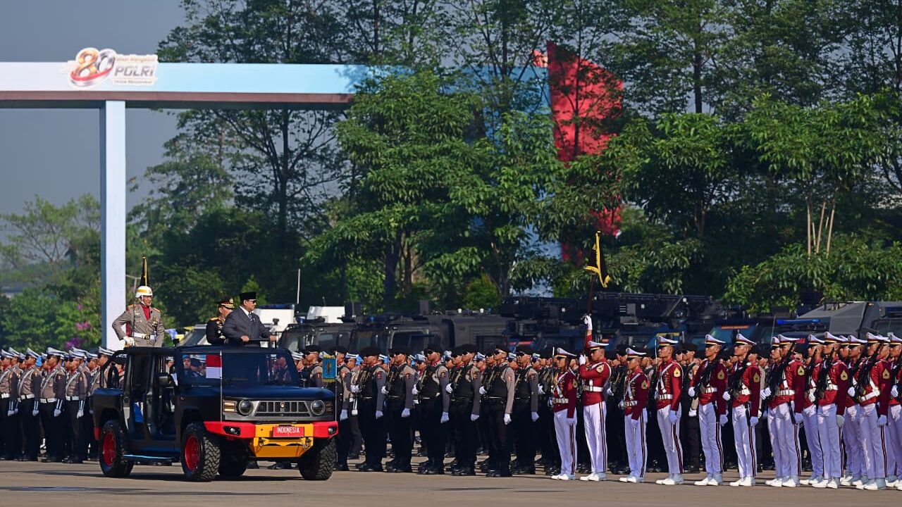 Presiden Prabowo Subianto memimpin Upacara Peringatan ke-80 Hari Bhayangkara Tahun 2026 di Lapangan Satuan Latihan Korbrimob, Cikeas, Kabupaten Bogor, Rabu (1/7/2026). (BPMI Setpres)