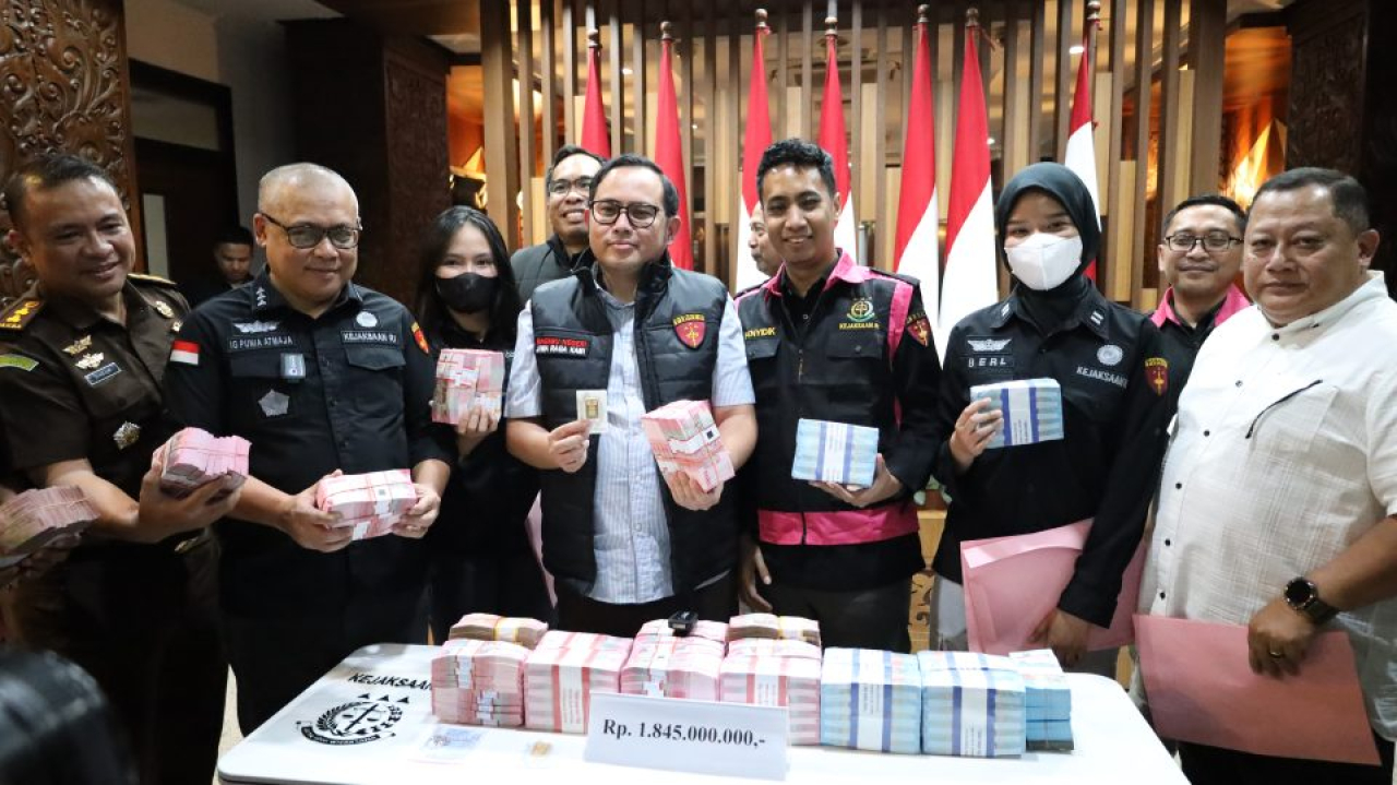 Kejati Jatim menetapkan satu orang tersangka baru dalam kasus pungutan liar di lingkungan Dinas Energi dan Sumber Daya Mineral (ESDM) Provinsi Jawa Timur.