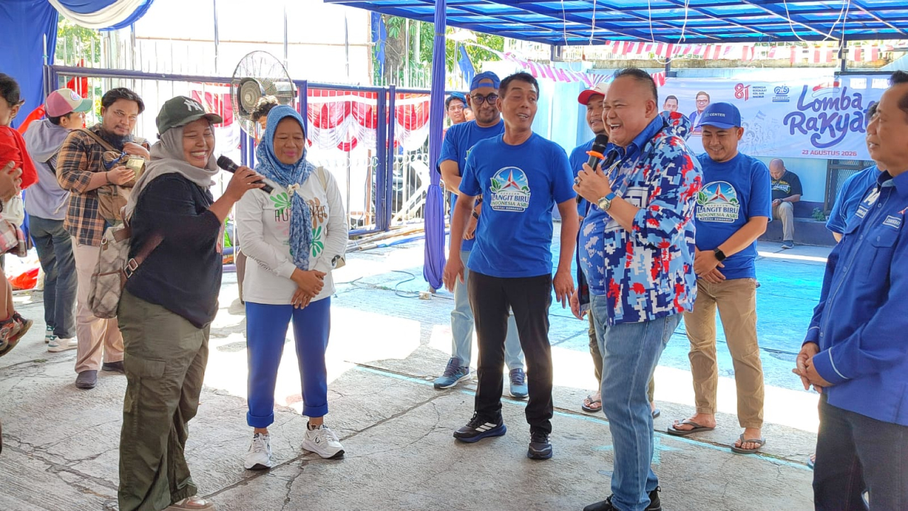 Warga mengikuti lomba rakyat dalam rangka HUT ke-81 RI dan HUT ke-25 Partai Demokrat di kantor DPD Partai Demokrat Jatim, Minggu (23/8/2026)..