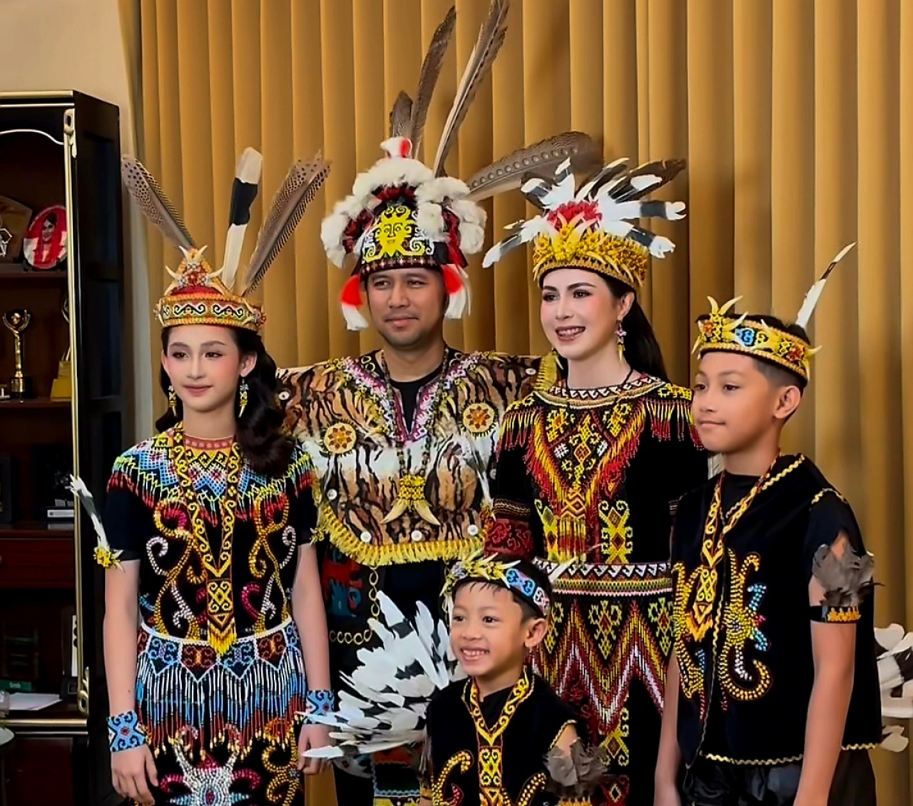 Wakil Gubernur Jawa Timur Emil Elestianto Dardak bersama istrinya, Arumi Bachsin dan tiga anaknya tampil mengenakan busana adat Dayak Kenyah saat mengikuti Upacara HUT ke-81 Kemerdekaan RI di Gedung Negara Grahadi, Surabaya, Senin (17/8/2026).