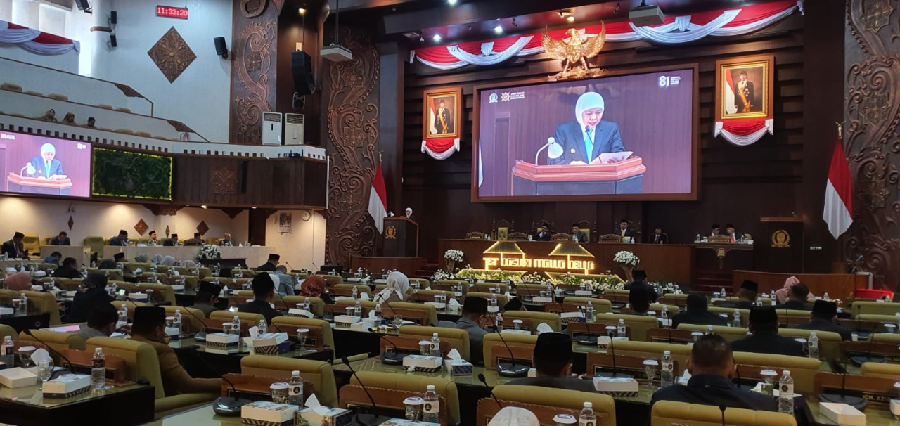 Gubernur Khofifah Indar Parawansa saat menghadiri rapat Paripurna DPRD Jatim, Senin (10/8/2026).