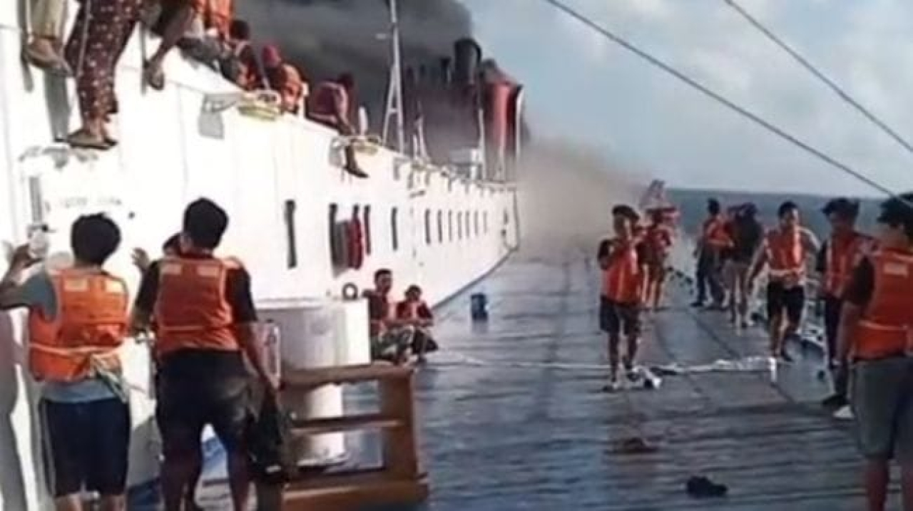 Insiden kebakaran feri terjadi di perairan lepas Pulau Madura, Jawa Timur, Minggu (2/8).