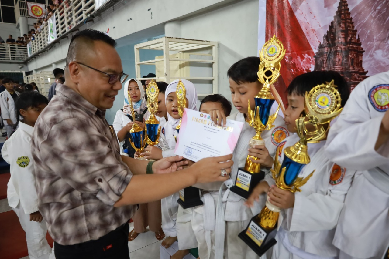 Ketua Dewan Penasehat Ju-jitsu Indonesia Kota Surabaya Yona Bagus Widyatmoko saat Kejurprov Ju-jitsu di Gresik, Sabtu (29/8/2026).