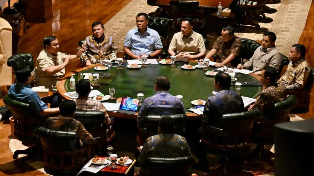 Presiden Prabowo Subianto menggelar pertemuan bersama sejumlah menteri, Panglima TNI, dan para Kepala Staf Angkatan di kediaman Presiden di Hambalang, Kabupaten Bogor, Provinsi Jawa Barat, Minggu malam (23/8/2026)