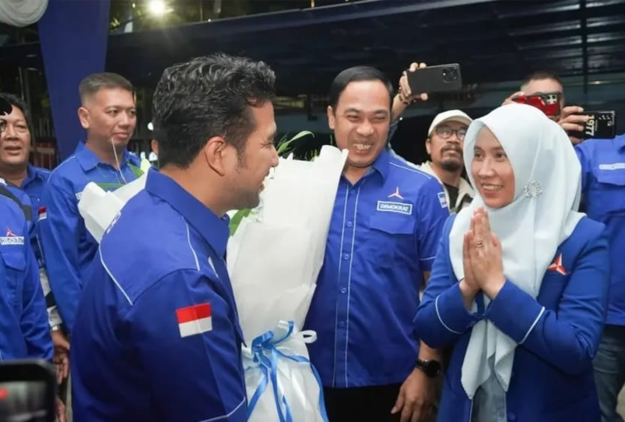 Sri Wahyuni saat membersamai Emil Elestianto Dardak mendaftar sebagai Ketua DPD Partai Demokrat Jatim.
