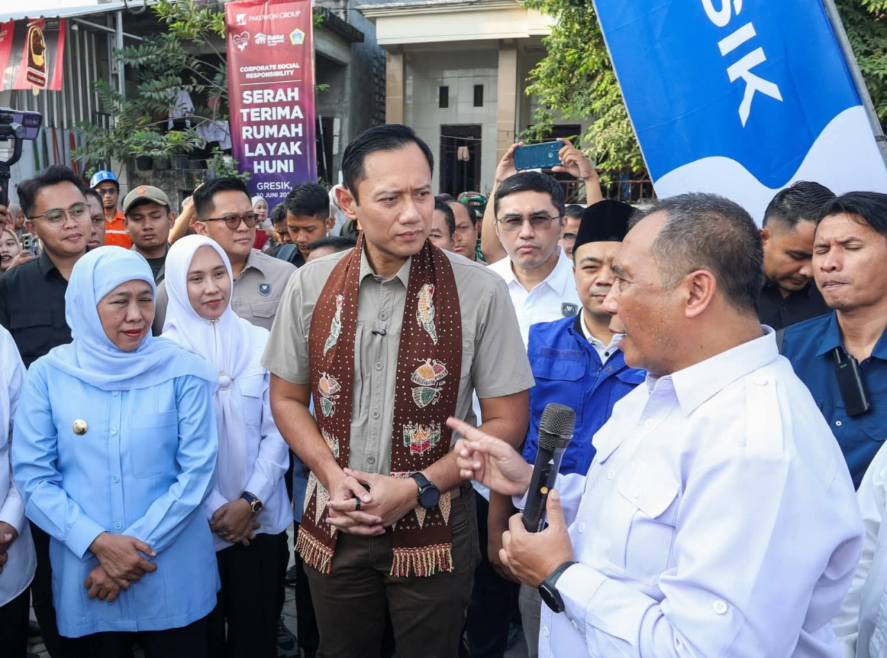 Wakil Ketua DPRD Jatim Sri Wahyuni saat dampingi Menko AHY dan Gubernur Khofifah resmikan rumah layak huni di Gresik.