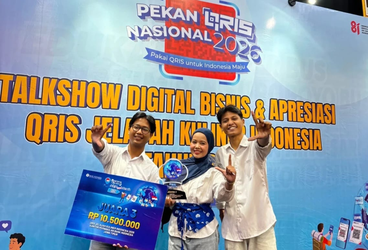Tiga mahasiswa Universitas Airlangga (UNAIR), Arifatun Nazilah, Syarifuddin Hidayatullah, dan Septiyan Maulana, berhasil meraih Juara 3 QRIS Jelajah Indonesia Jawa Timur 2026 yang digelar Bank Indonesia Perwakilan Jawa Timur.