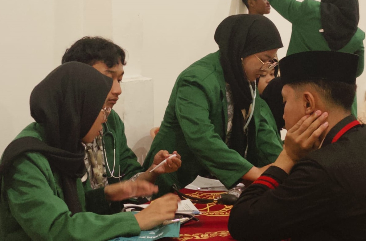 Mahasiswa UNUSA melakukan penyuluhan di Ponpes Sunan Drajat Lamongan. (Foto: Istimewa)
