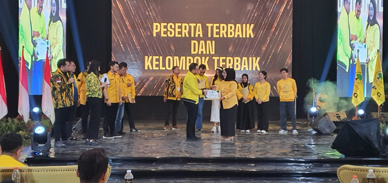 Sekretaris DPD Partai Golkar Jatim Blegur Prijanggono bersama Sekjen PP AMPG Ubaidillah saat menghadiri penutupan Diklatda Tingkat I PD AMPG Jatim di Kantor DPD Partai Golkar Jatim, Surabaya, Minggu (6/9/2026).