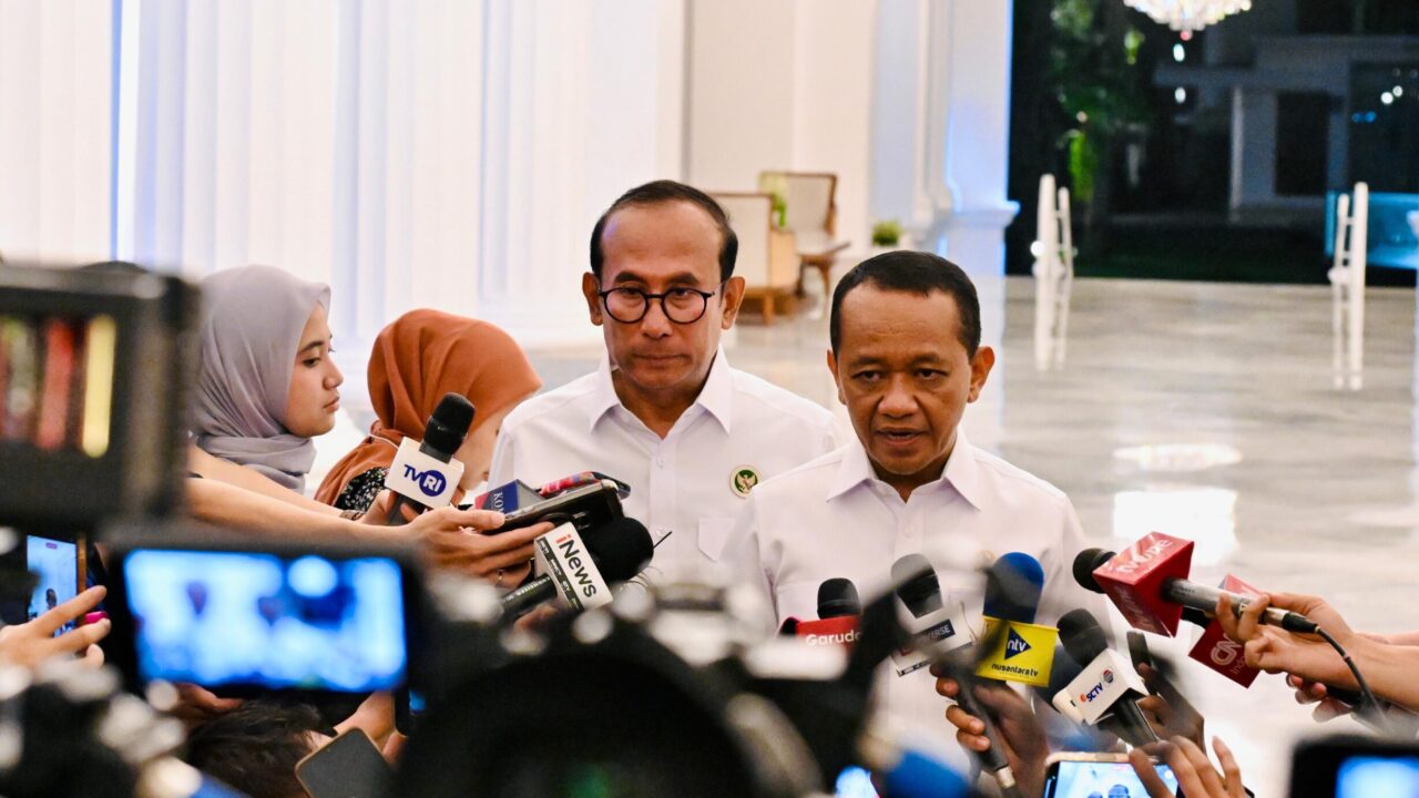 Menteri ESDM Bahlil Lahadalia memberikan keterangan pers kepada awak media di Istana Merdeka Jakarta, Kamis (17/9/2026. (BPMI Setpres)