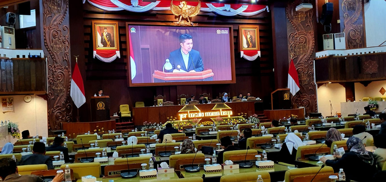 Emil Dardak mengungkap 411 bidang tanah aset Pemprov Jatim masih berstatus idle dalam rapat paripurna DPRD Jatim, Senin (21/9/2026).